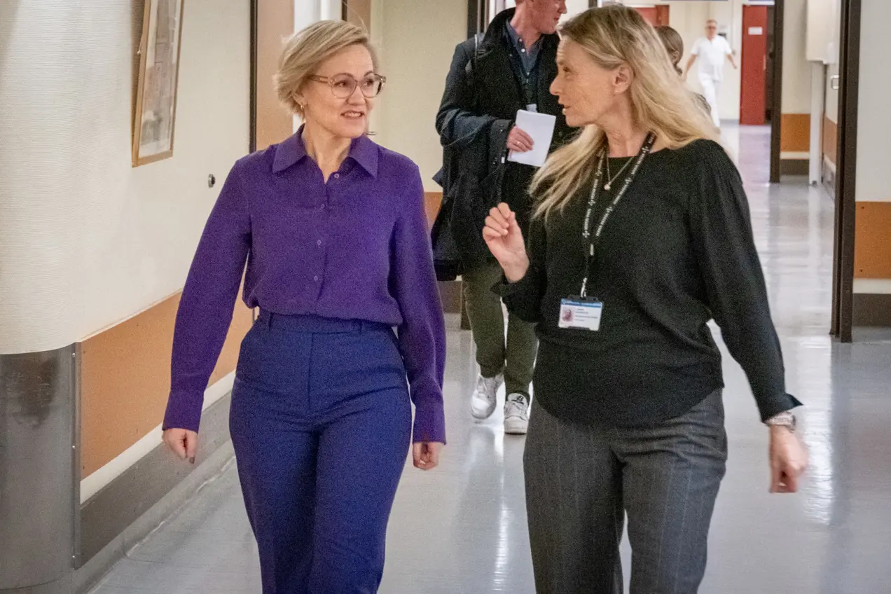 Noen få kvinner som går