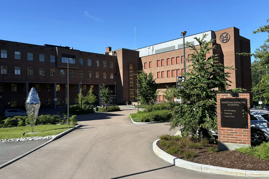 Gårdsplassen og bygget til sykehuset Martina Hansen Hospital