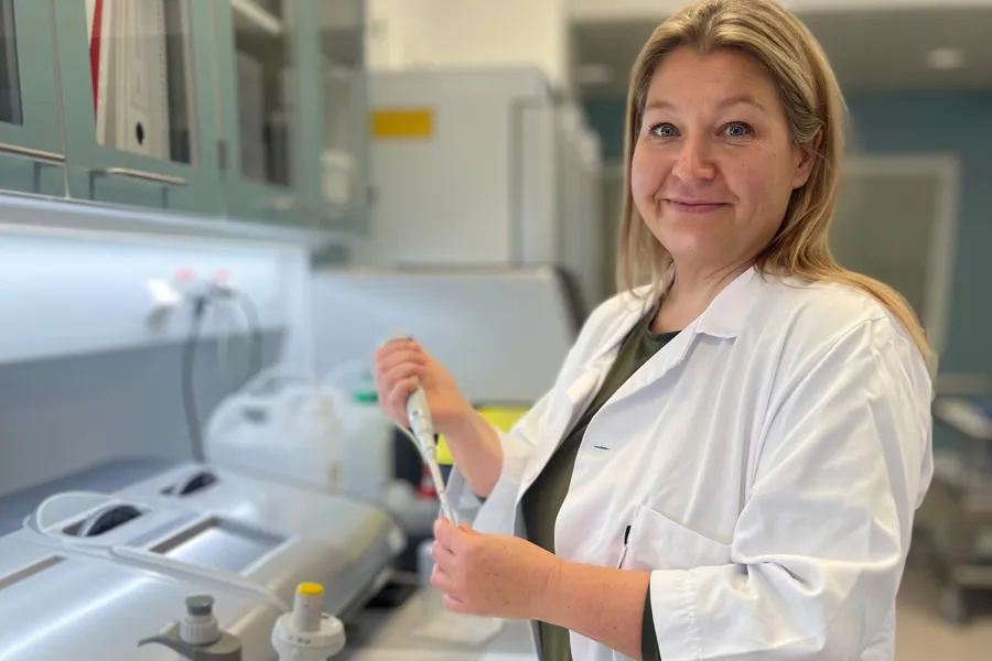 En person i laboratoriefrakk