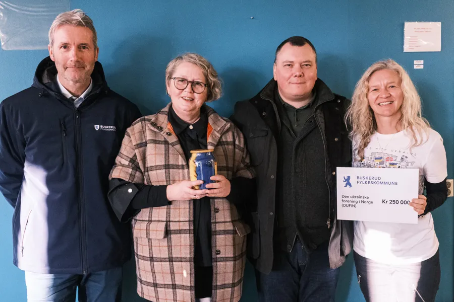 En gruppe mennesker som holder skilt