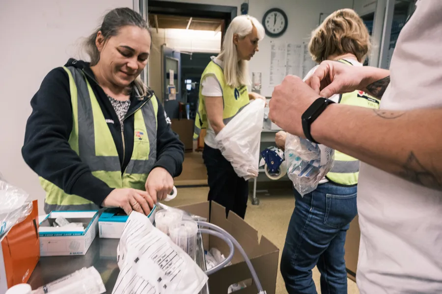 En gruppe personer i et rom