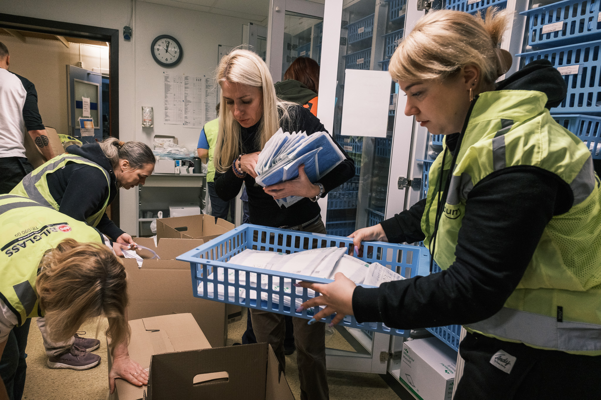 En gruppe personer i et rom