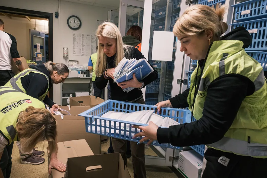 En gruppe personer i et rom