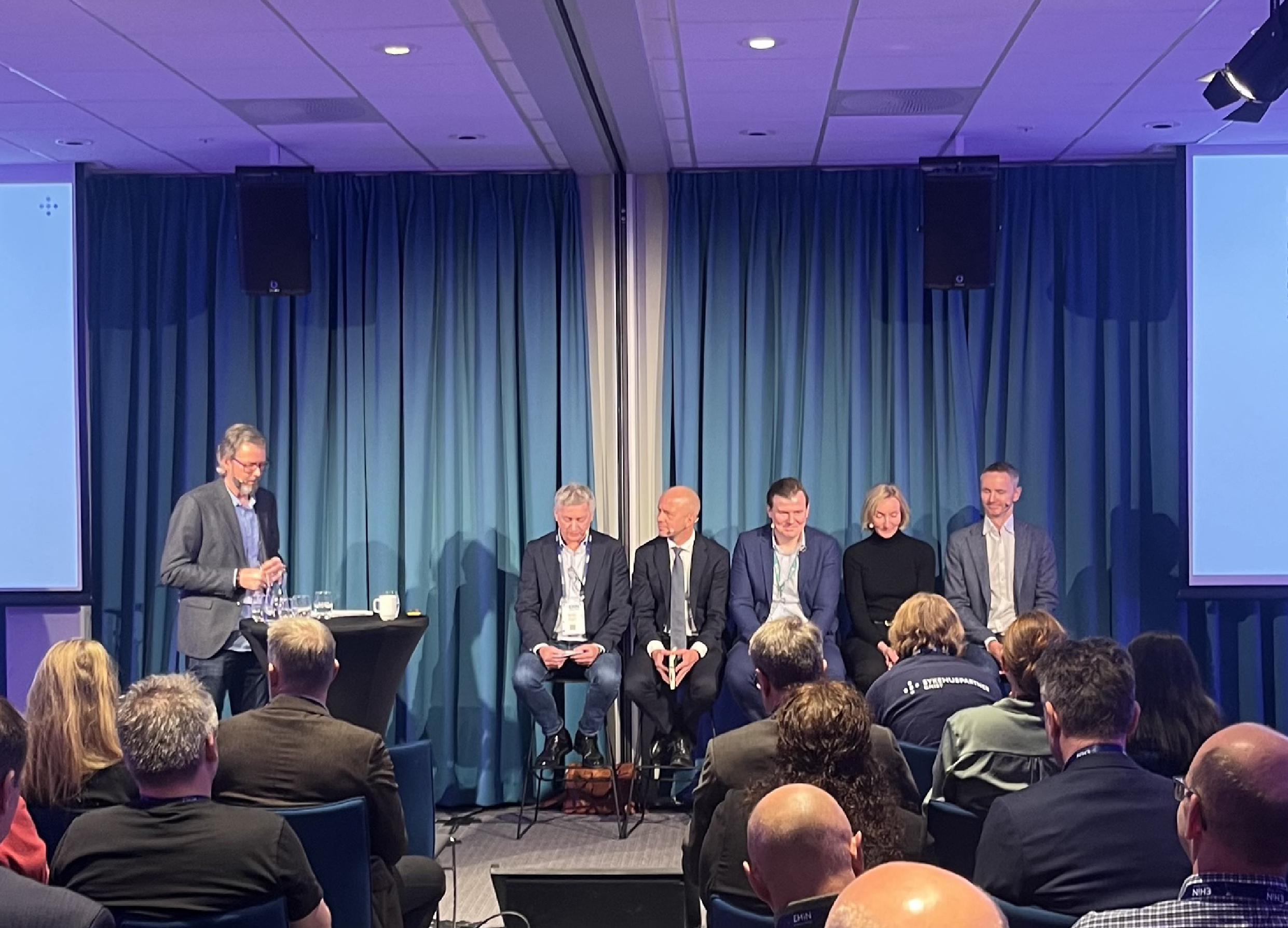 En gruppe mennesker som sitter i stoler