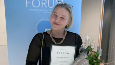 En person som holder en blomsterbukett