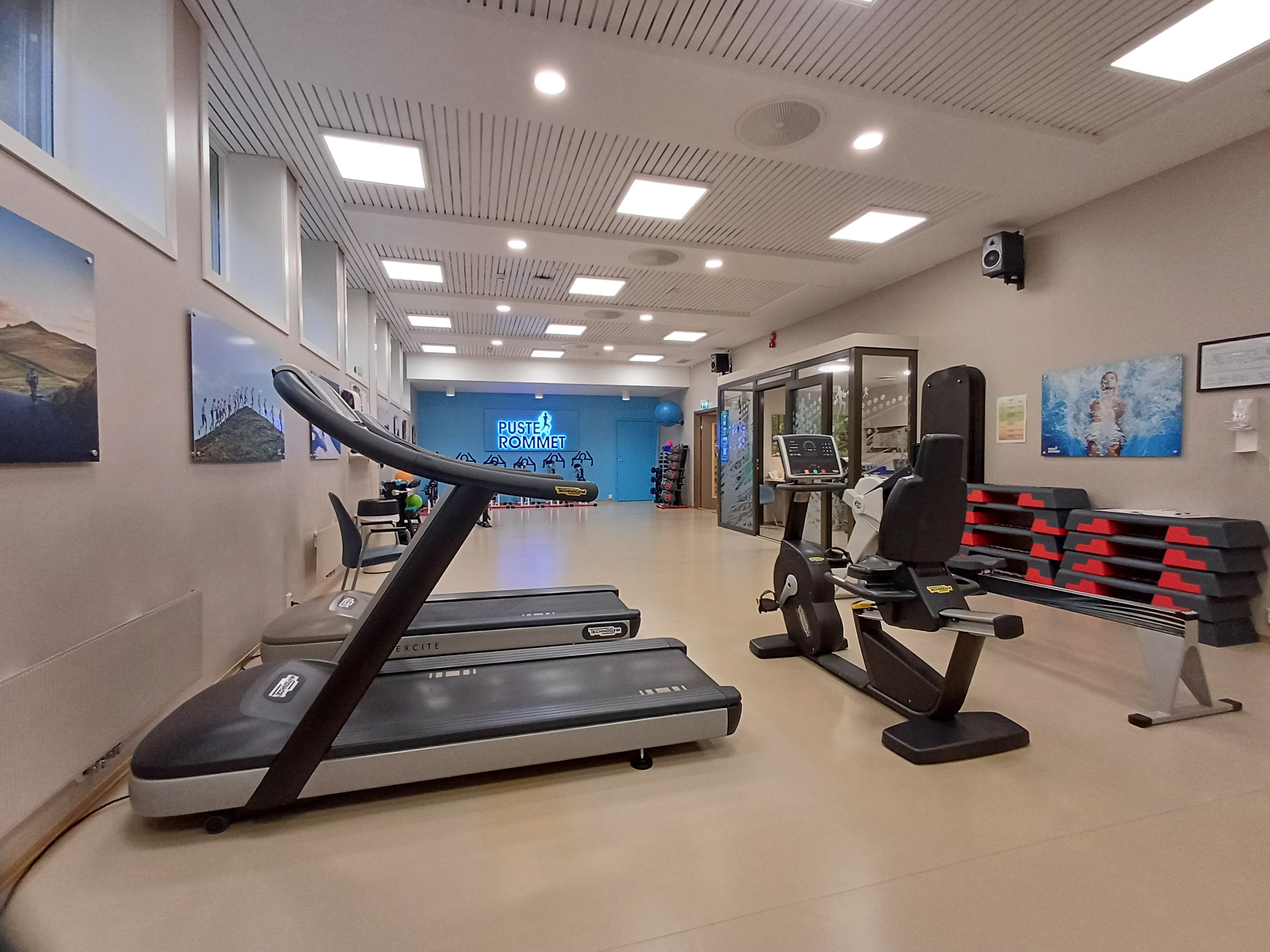 Et treningsstudio med tredemøller