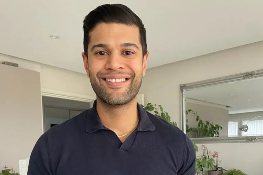 En mann som smiler til kameraet