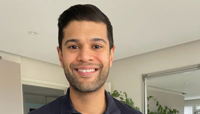 En mann som smiler til kameraet