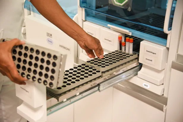 En person som åpner et kjøleskap