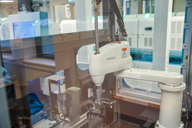 Noen få hvite maskiner