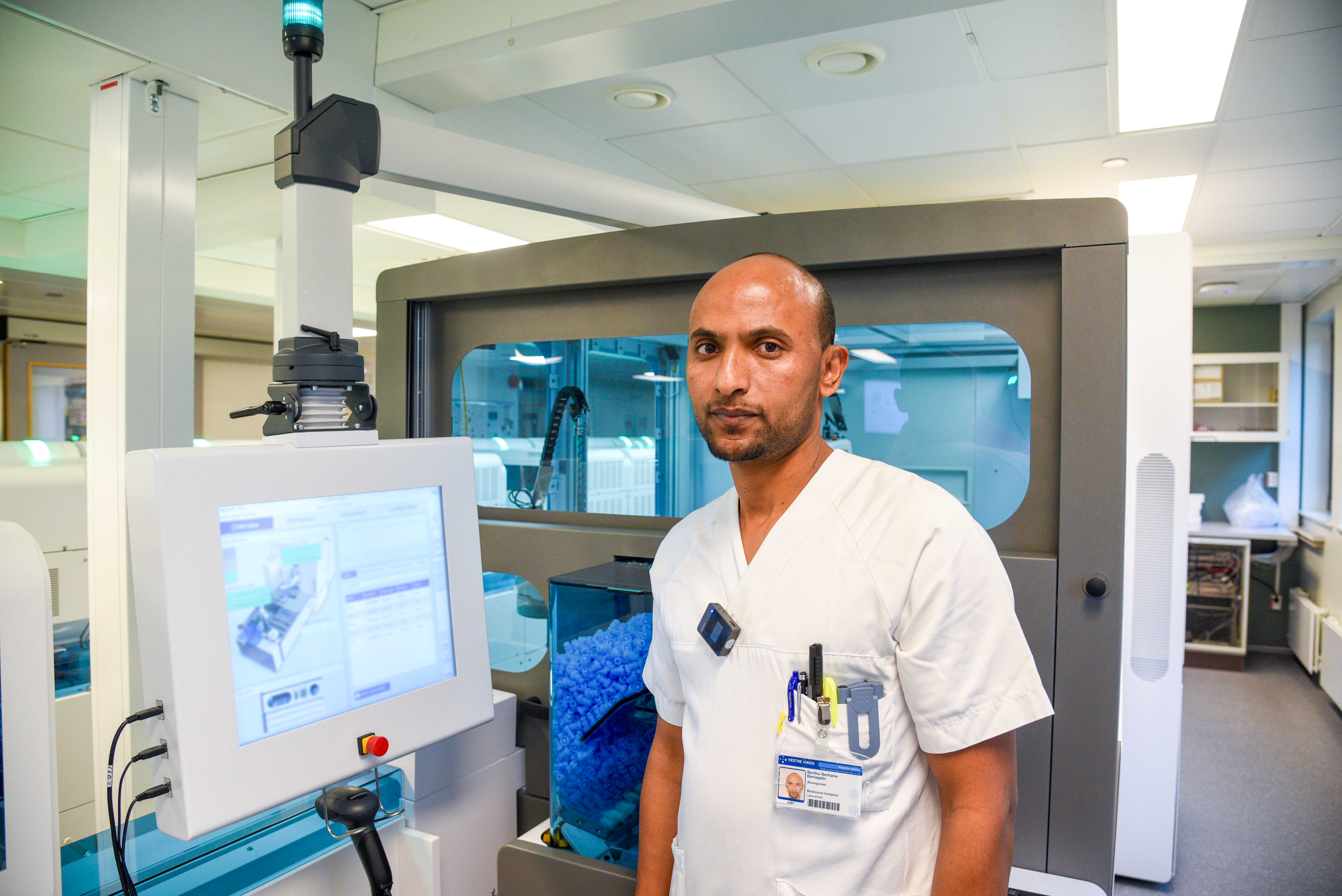 En mann som står i et rom