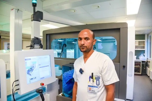 En mann som står i et rom