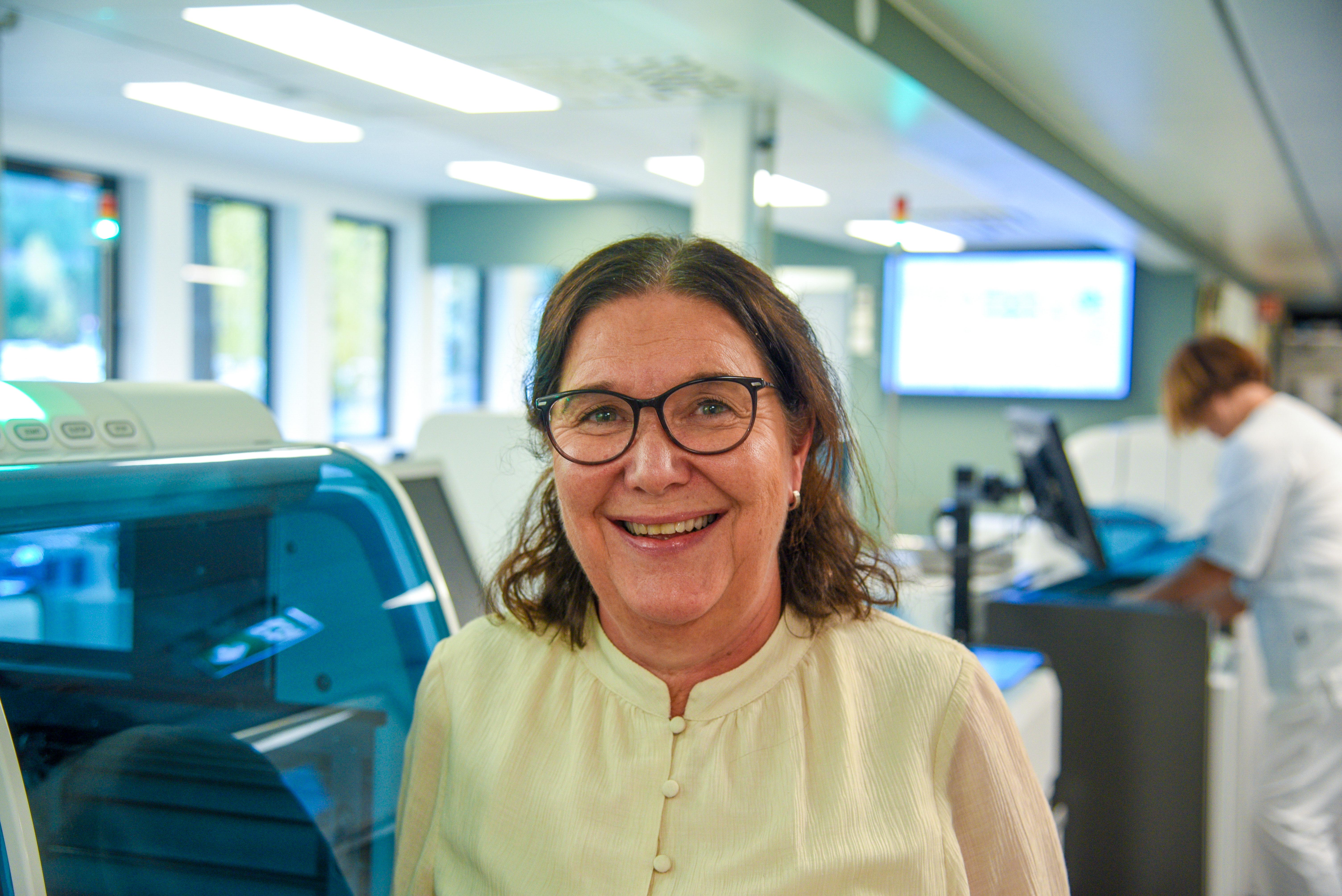 En person som bruker briller