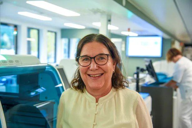 En person som bruker briller