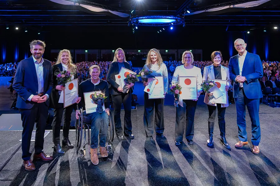En gruppe mennesker som holder skilt