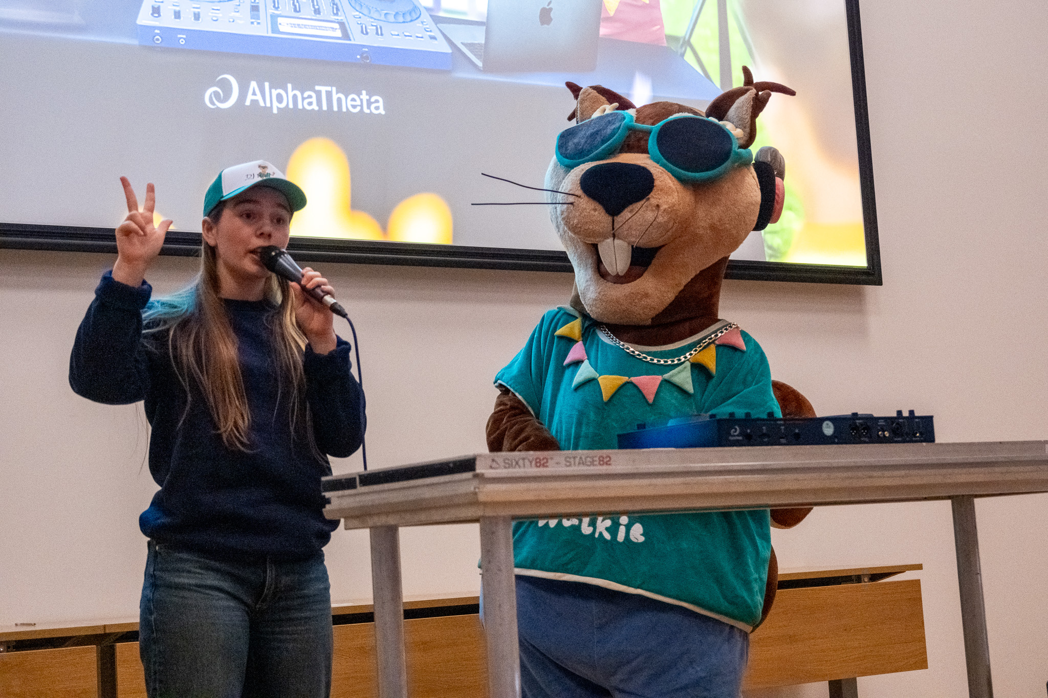 En person som står ved siden av en person i et plagg