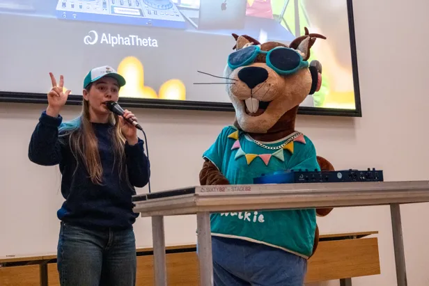 En person som står ved siden av en person i et plagg