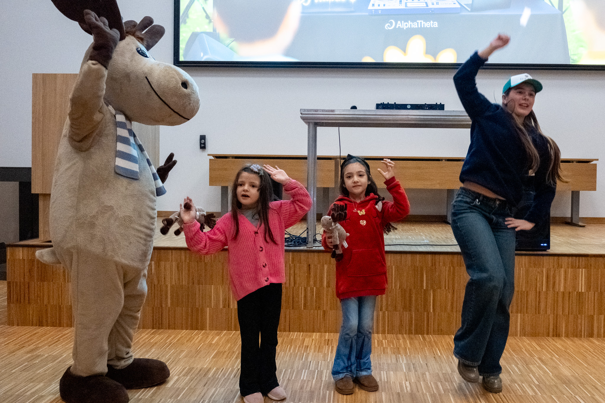 En gruppe mennesker som poserer med en person i et plagg