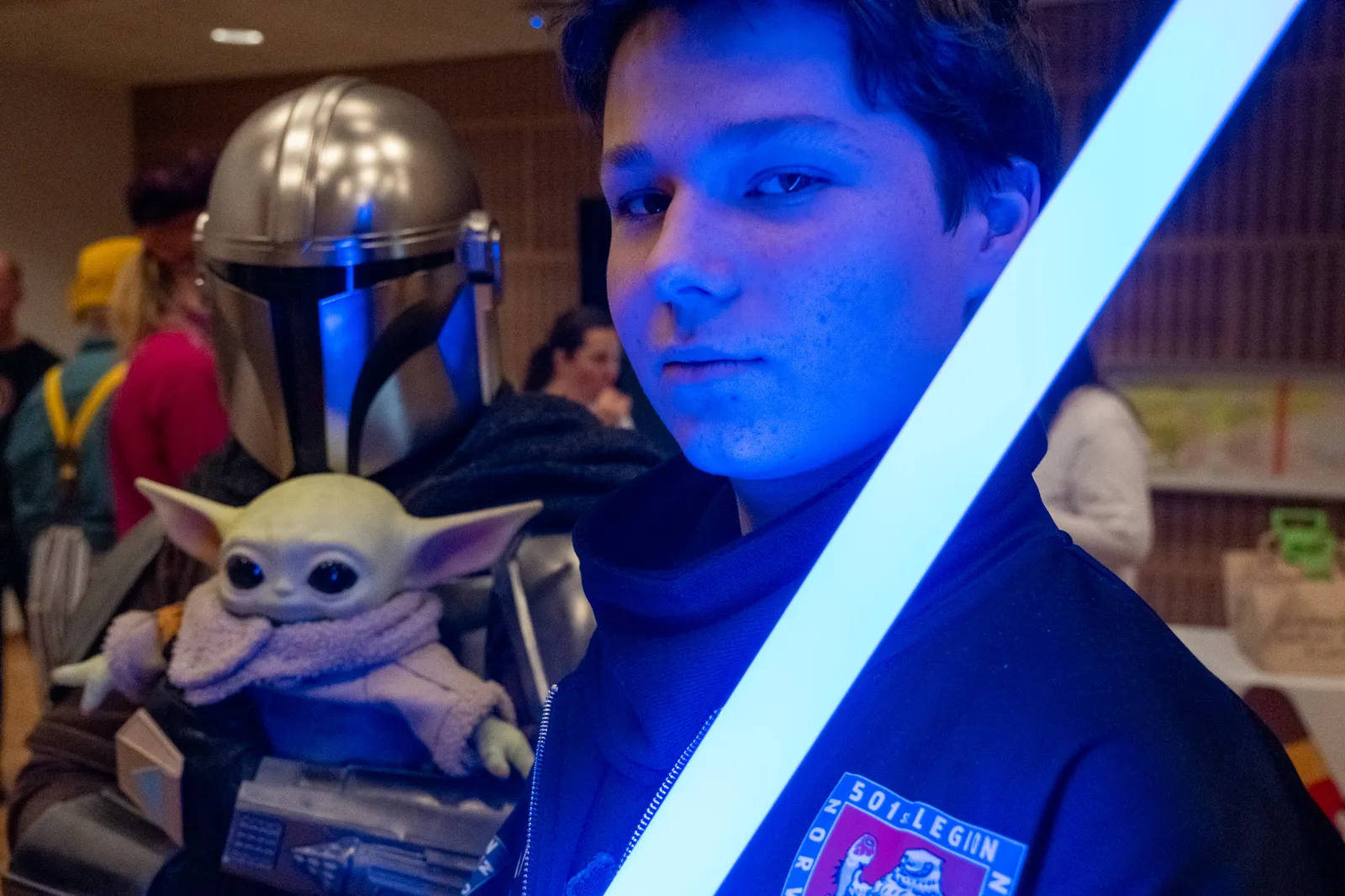 En person med et kosedyr