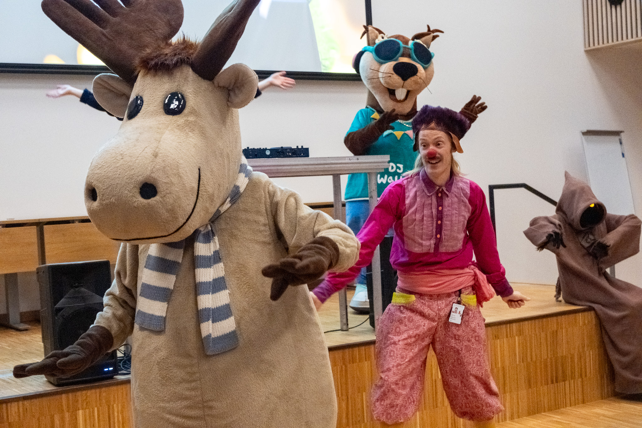 En jente som står ved siden av en person i et plagg