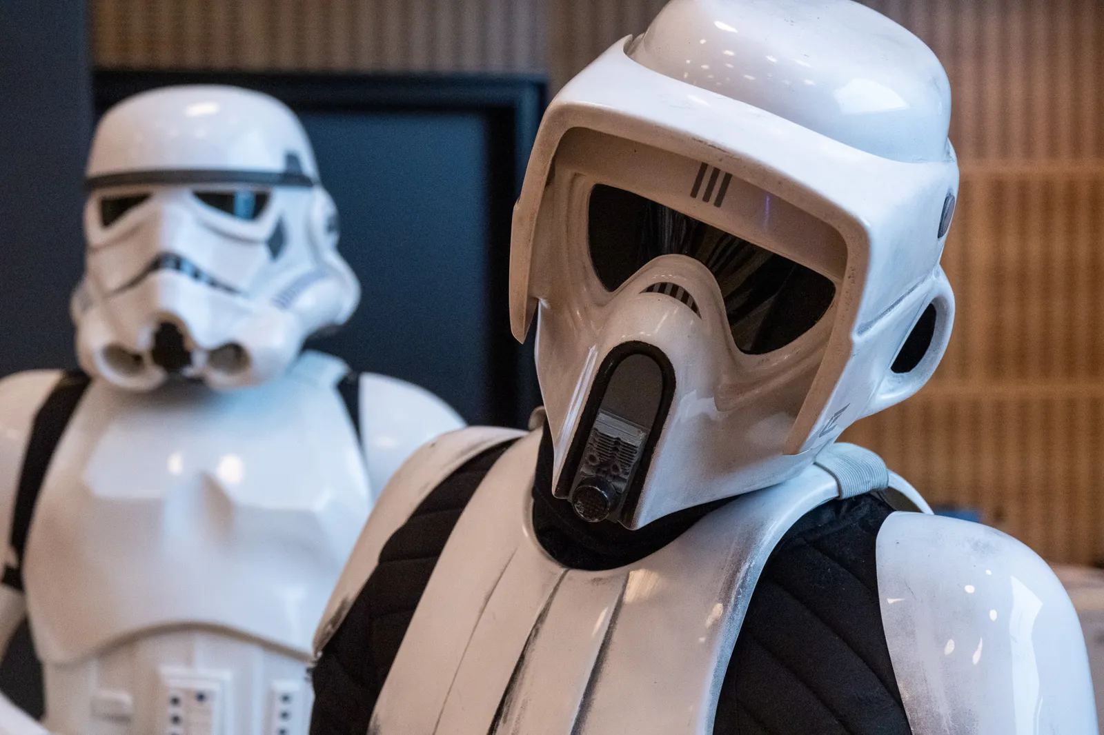 Et par personer med hvite hjelmer