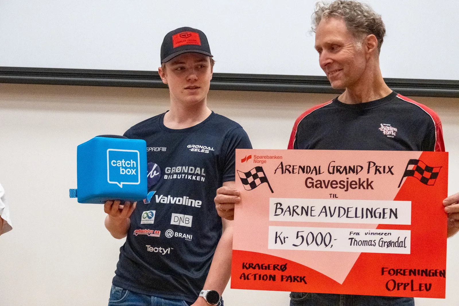 Et par menn som holder skilt