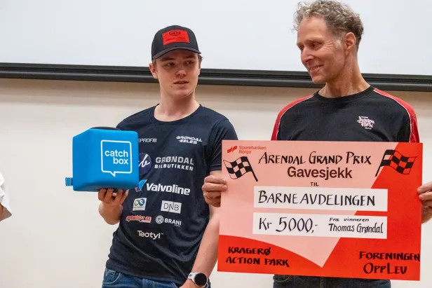 Et par menn som holder skilt