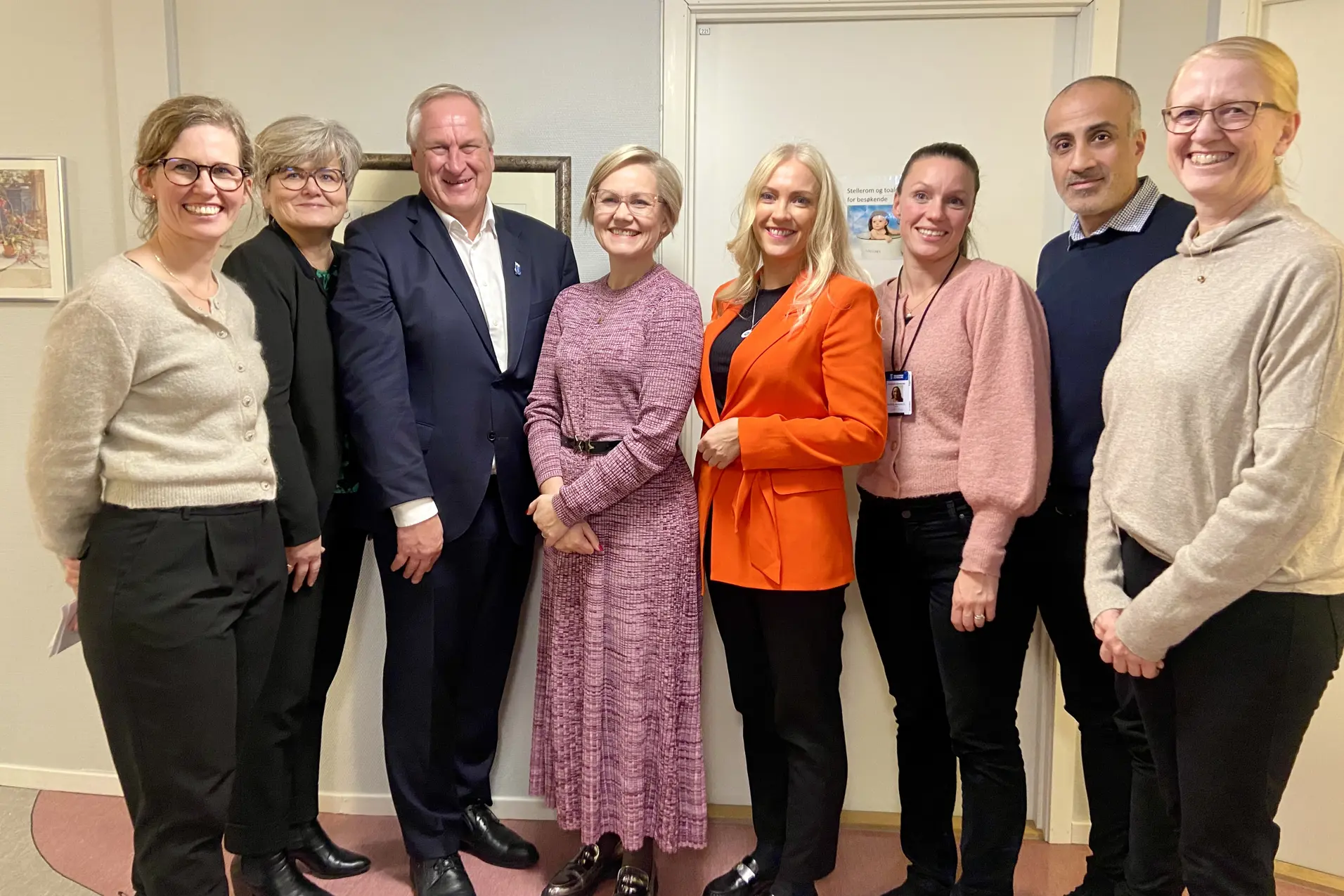 En gruppe mennesker som poserer for et bilde