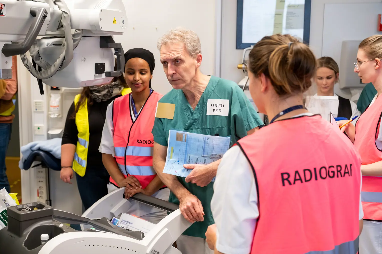 En gruppe mennesker som ser på et papir