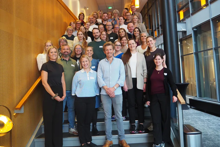 En gruppe mennesker som poserer for et bilde