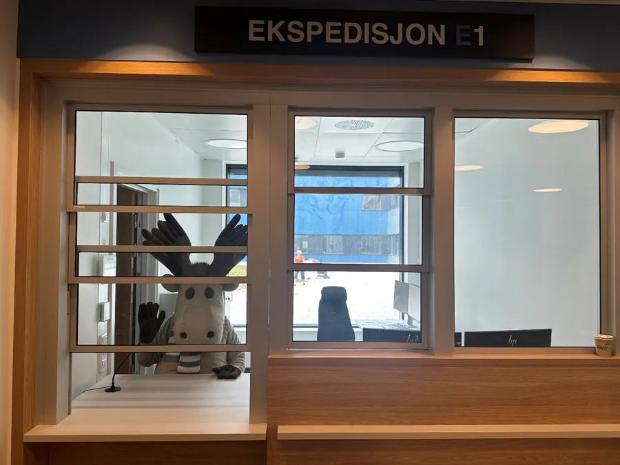 Elvin ønsker velkommen i ekspedisjonen til barne- og ungdomsavdelingen