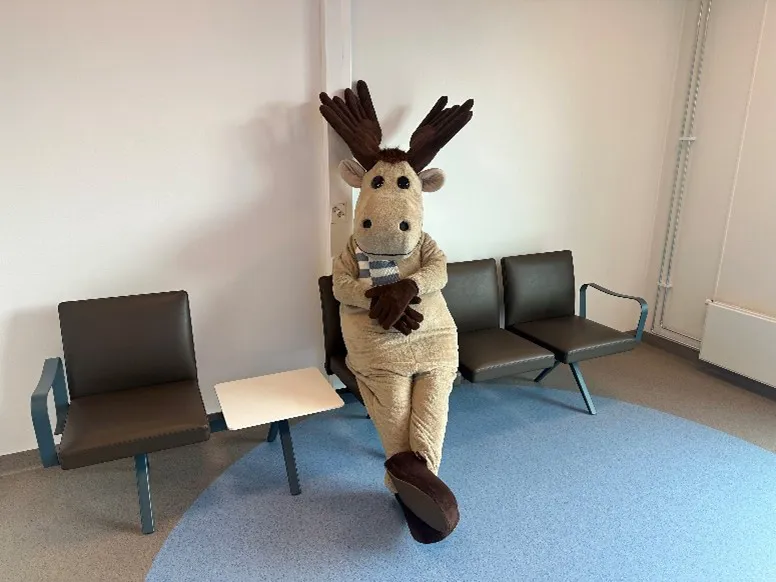 Maskoten Elvin sitter på venterommet på barne- og ungdomsavdelingen og venter på at det skal bli hans tur