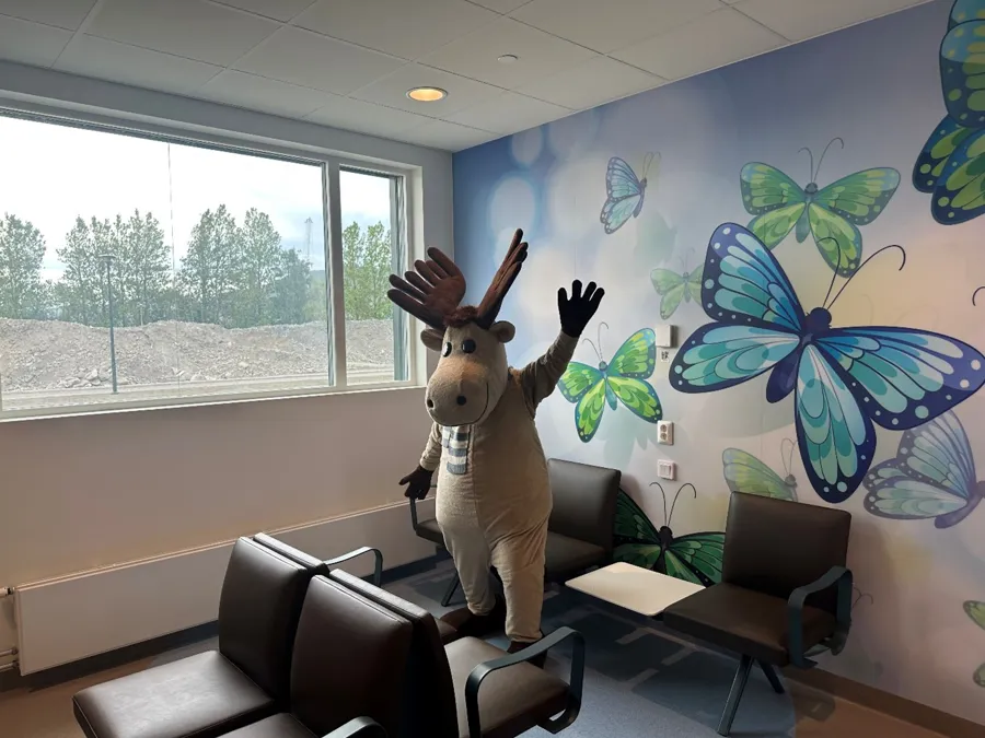 Maskoten Elvin står på venterommet på barne- og ungdomsavdelingen og venter på at det skal bli hans tur