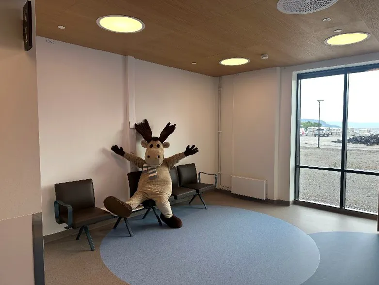 Maskoten Elvin sitter på venterommet på barne- og ungdomsavdelingen og venter på at det skal bli hans tur