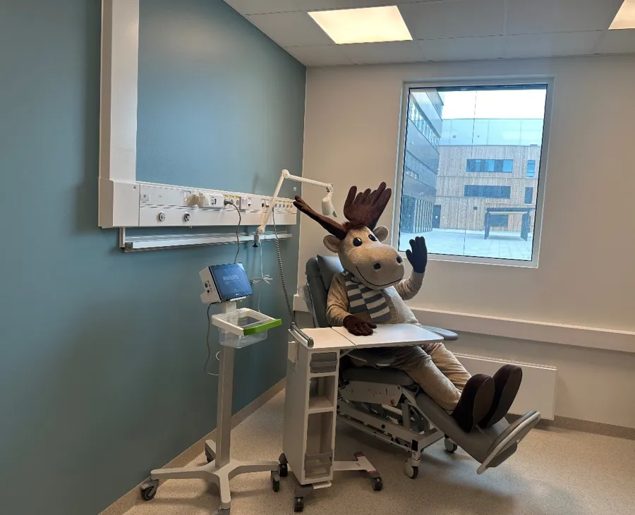 Maskoten Elvin er klar for å bli undersøkt på barnepoliklinikken