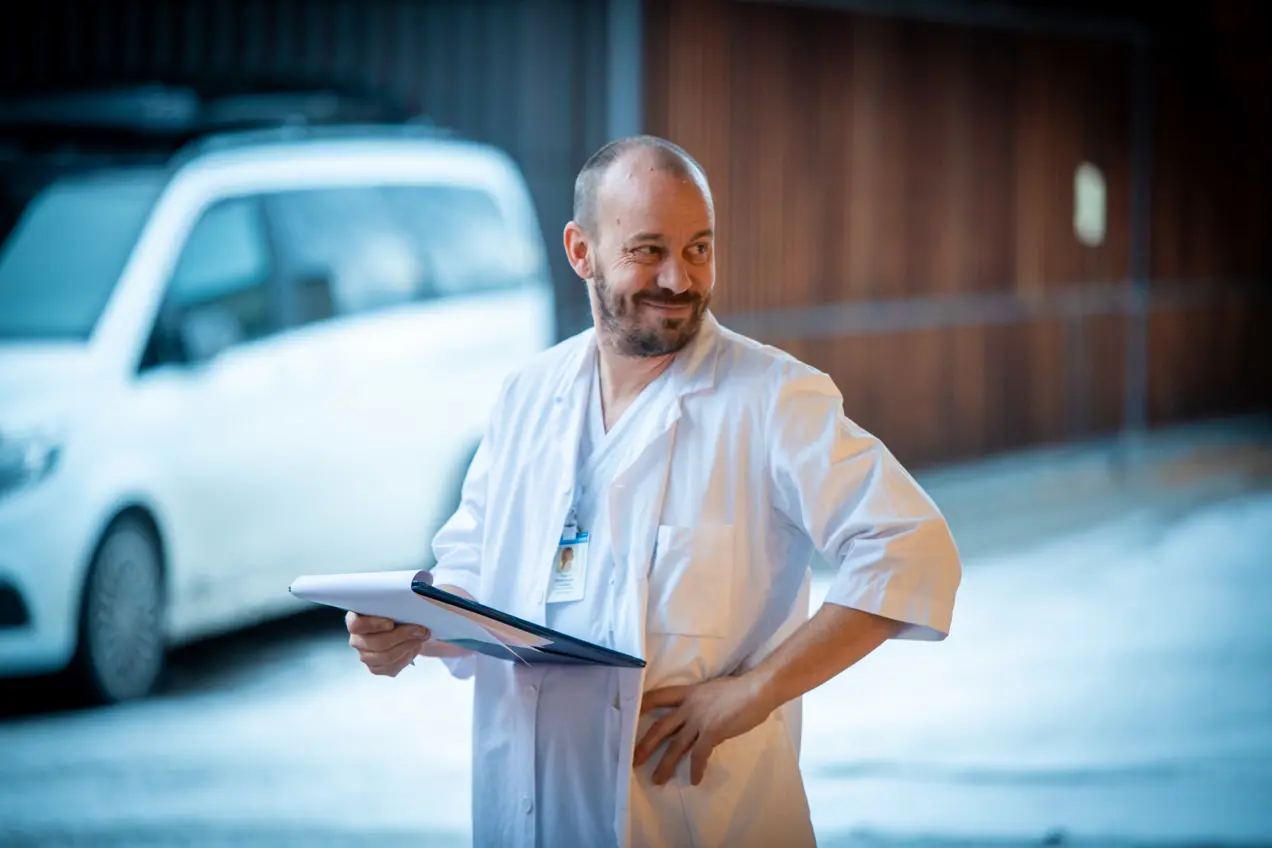 En mann som holder en bok