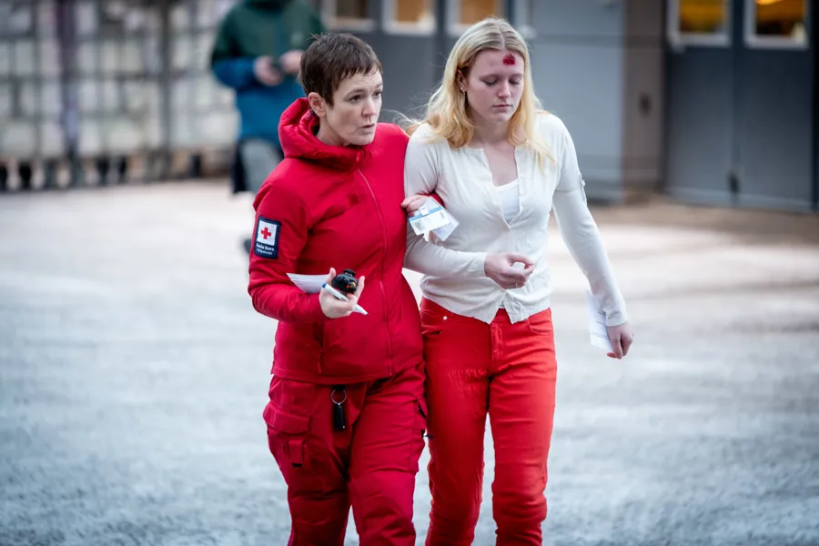 En mann og kvinne som går