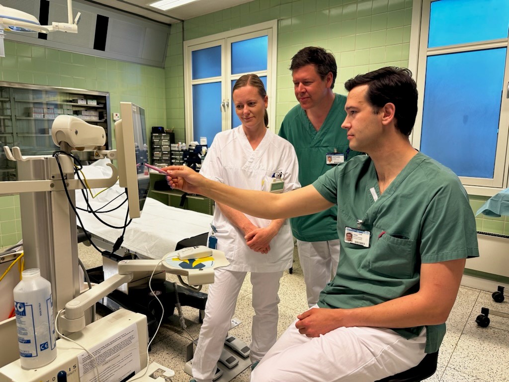 leger og sykepleierer studerer røntgenbilde laget av ki