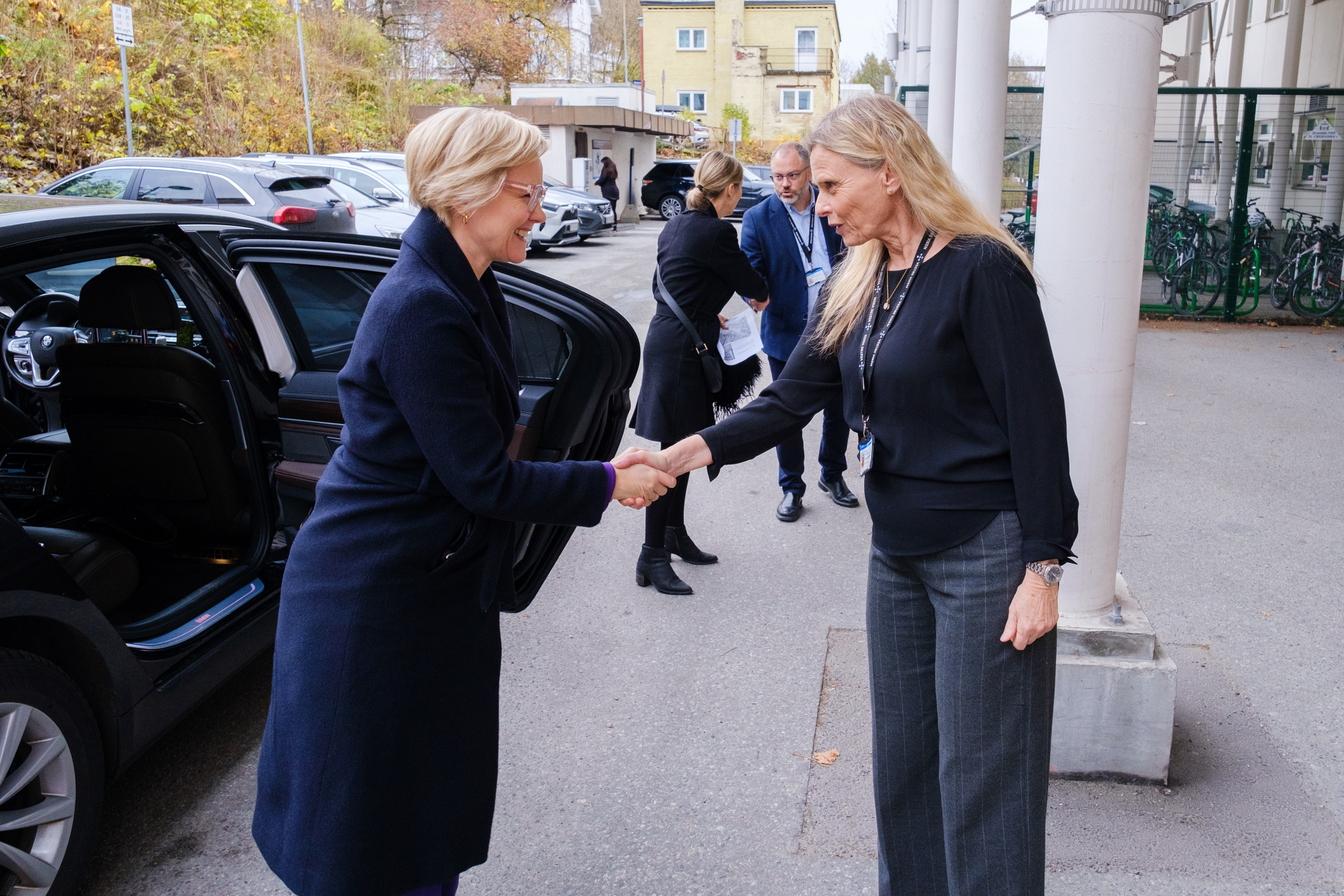 Tidligere helseminister Ingvild Kjerkol hilser på Lisbeth Sommervoll