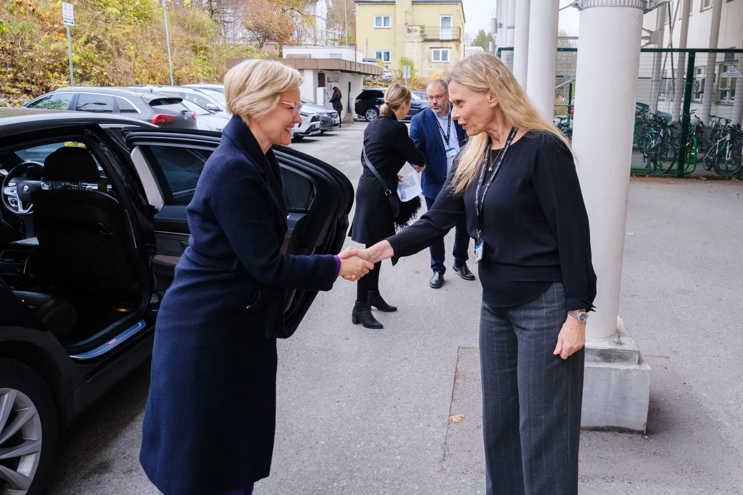 Tidligere helseminister Ingvild Kjerkol hilser på Lisbeth Sommervoll