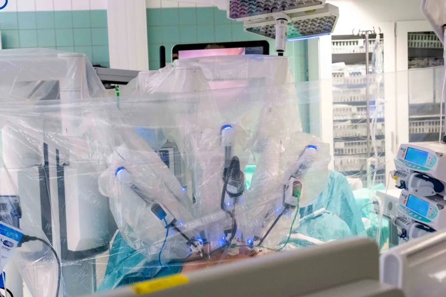 En gruppe mennesker i et laboratorium