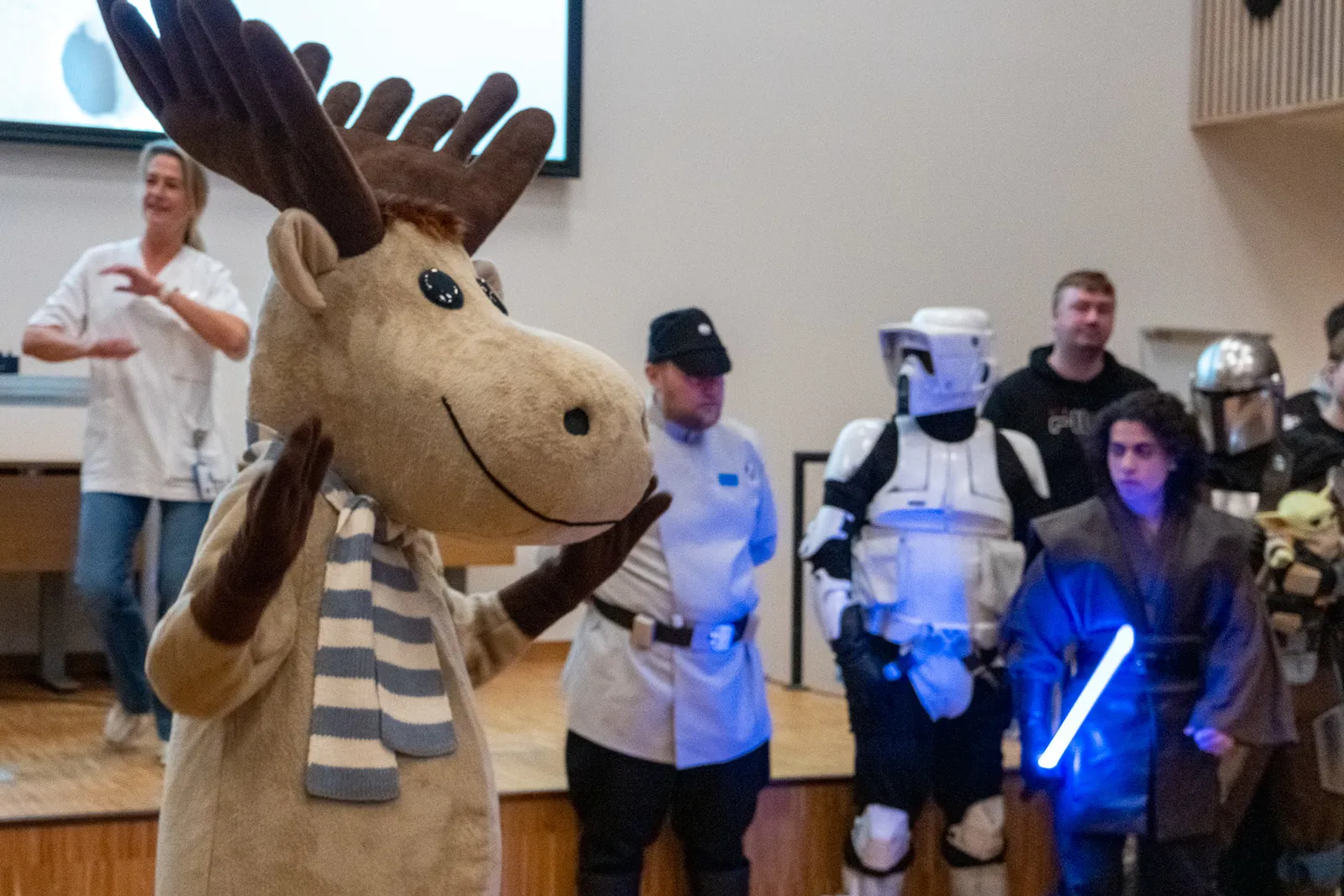 En gruppe mennesker i klær