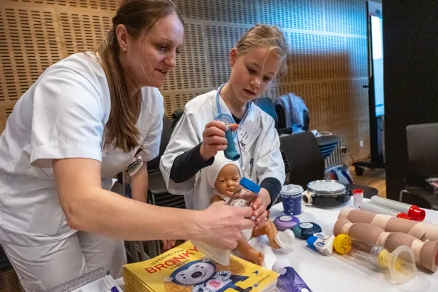 Et par kvinner i hvite frakker