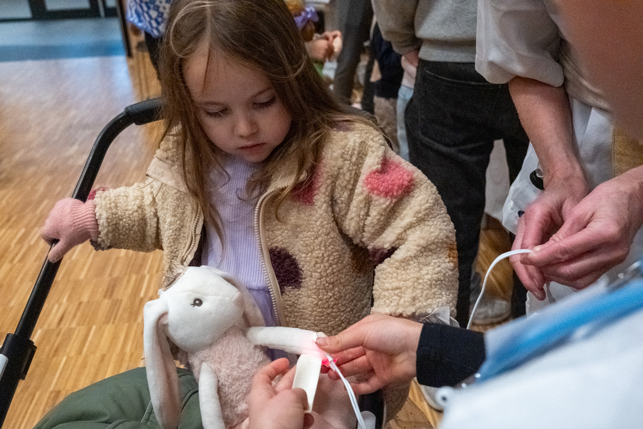 En jente som leker med et kosedyr