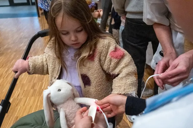 En jente som leker med et kosedyr