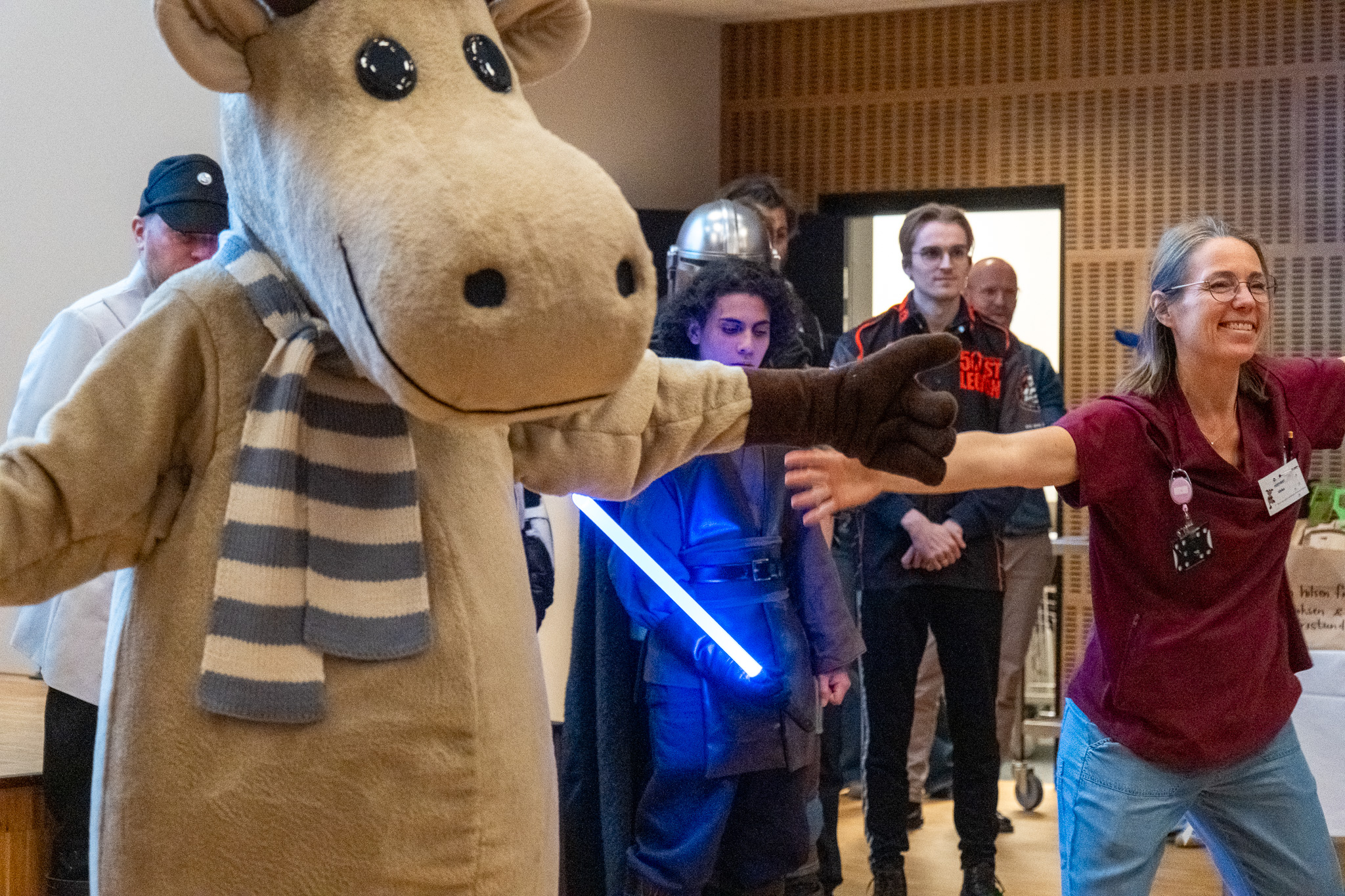 En gruppe mennesker som poserer med en person i et plagg