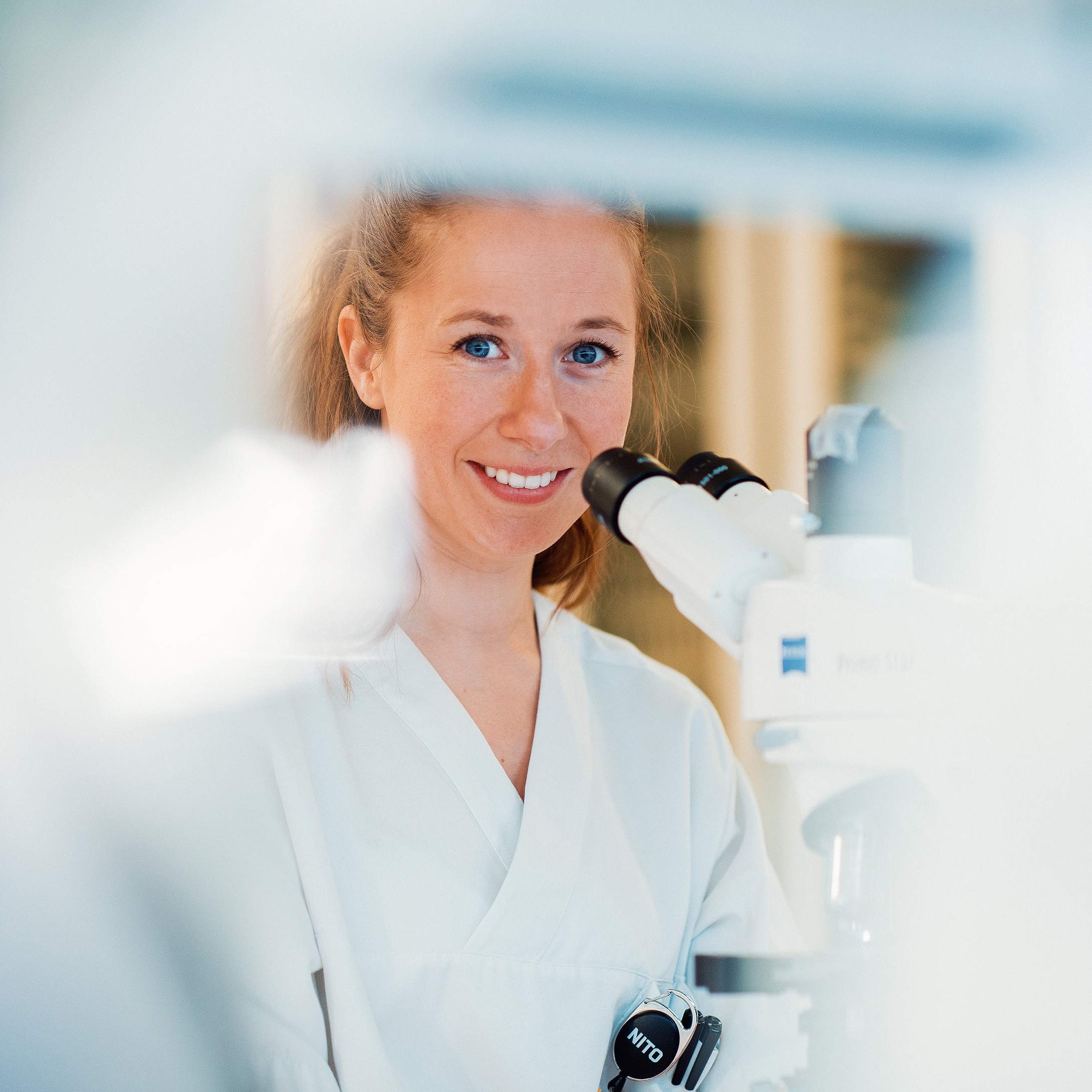 En mann i hvit frakk