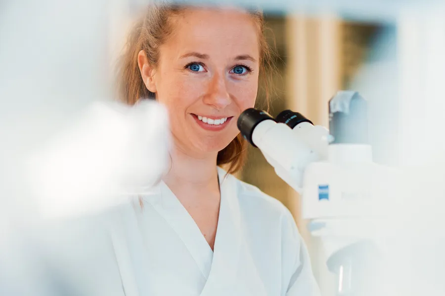 En mann i hvit frakk