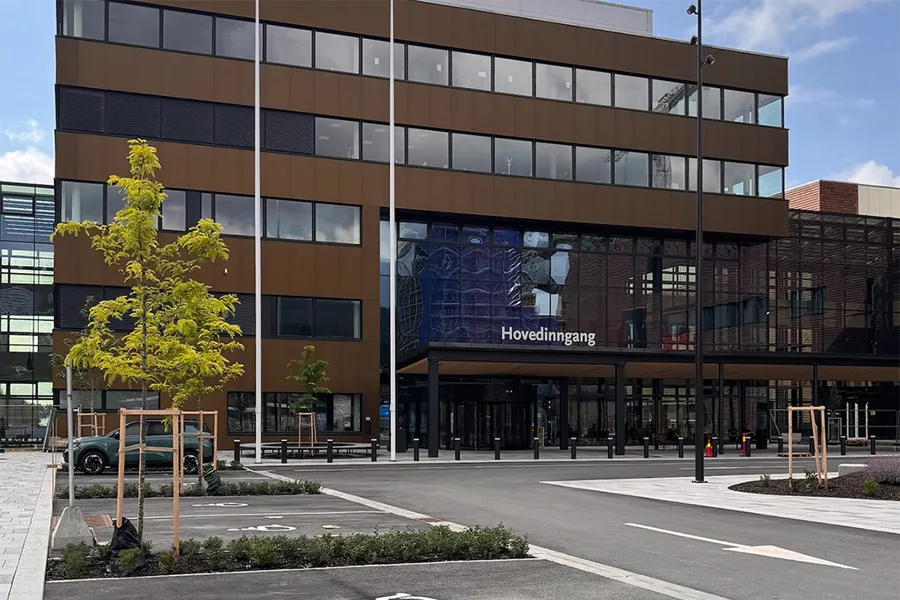 En bygning med et tre foran