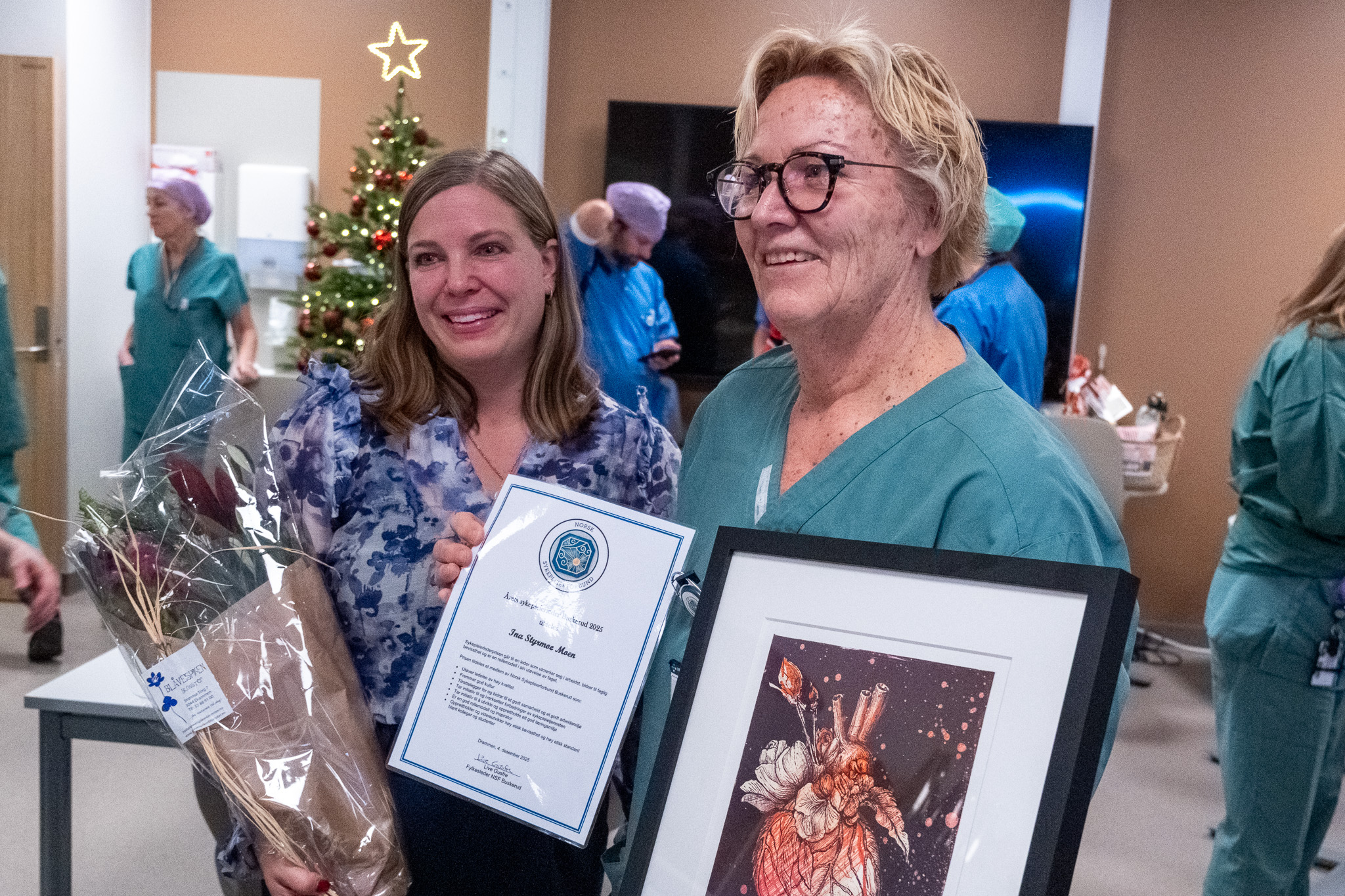 Et par kvinner som holder gaveposer